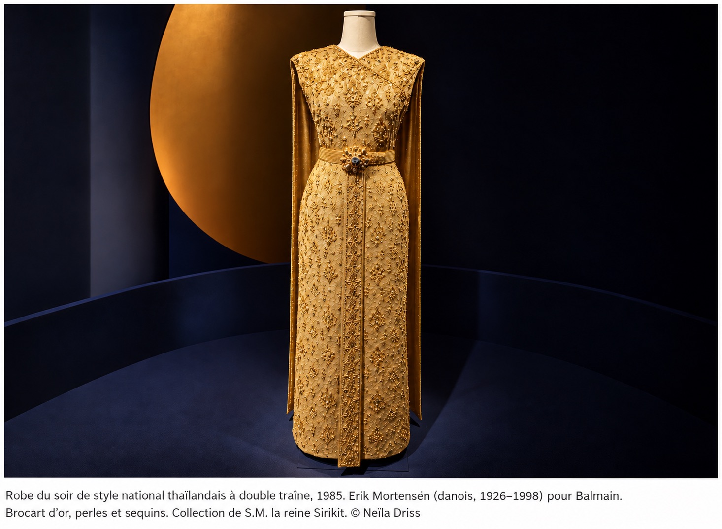 Robe du soir créée en 1985 par Erik Mortensen pour Balmain, portée par la reine Sirikit.